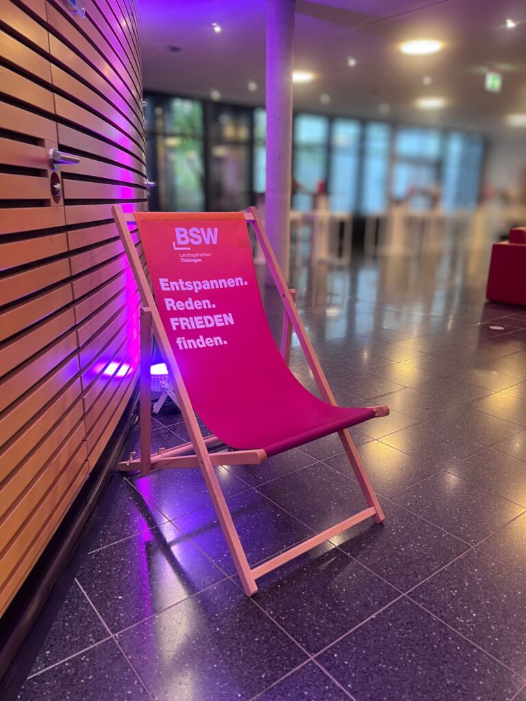 Ein Liegestuhl mit einem Claim der BSW-Landtagsfraktion in Thüringen.