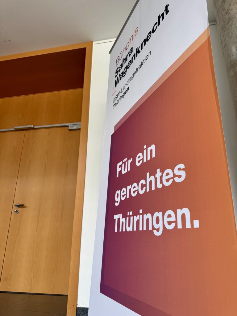 Die Tür des Sitzungssaal der BSW-Fraktion im Thüringer Landtag.