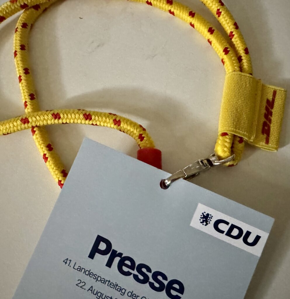 Ein Schlüsselband mit der Aufschrift DHL, das die Thüringer CDU auf ihrem Parteitag in Eisenach verteilt hat.