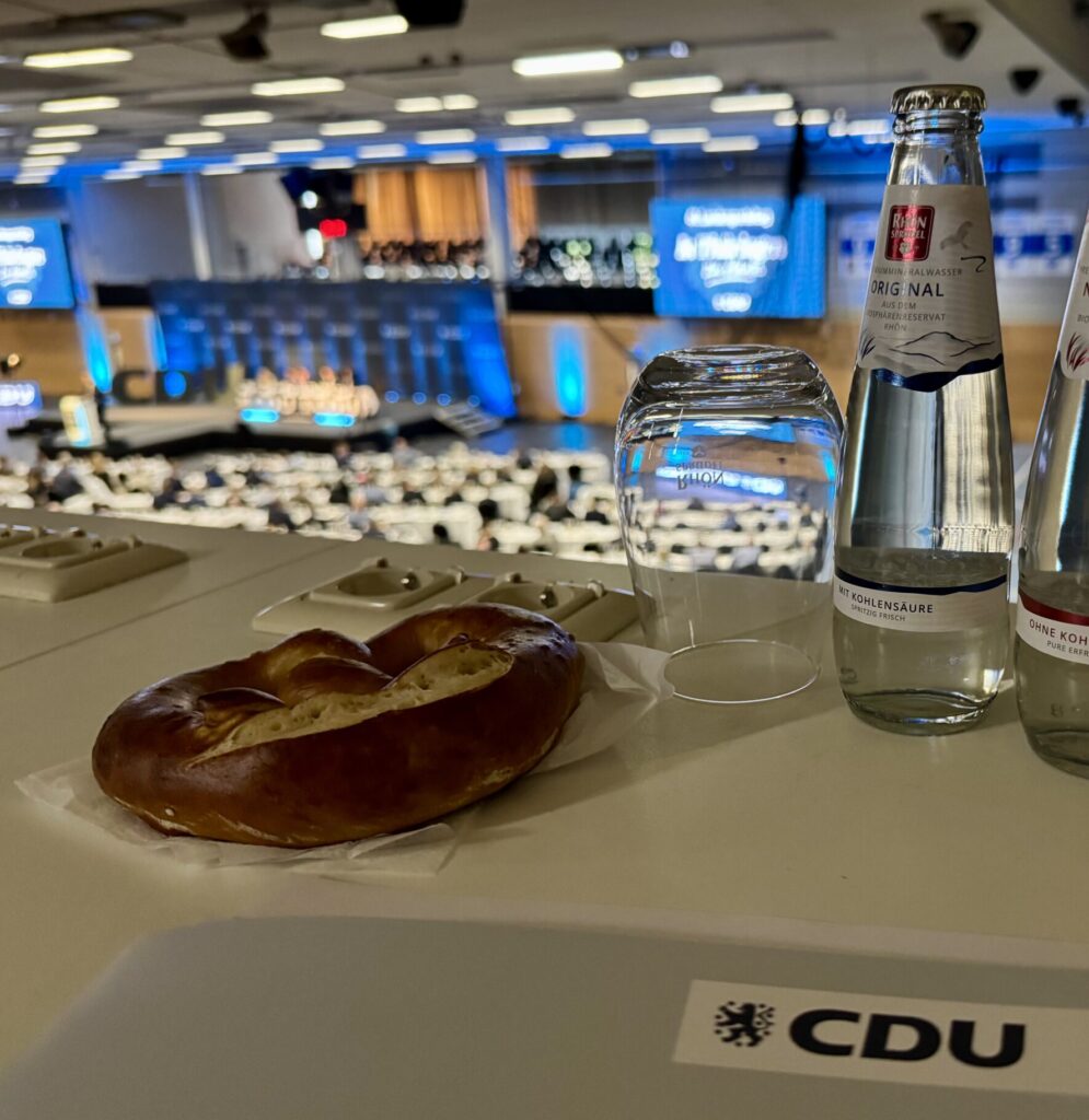 Ein Blick von der Pressetribüne auf dem CDU-Parteitag in Eisenach: Brezel inklusive.