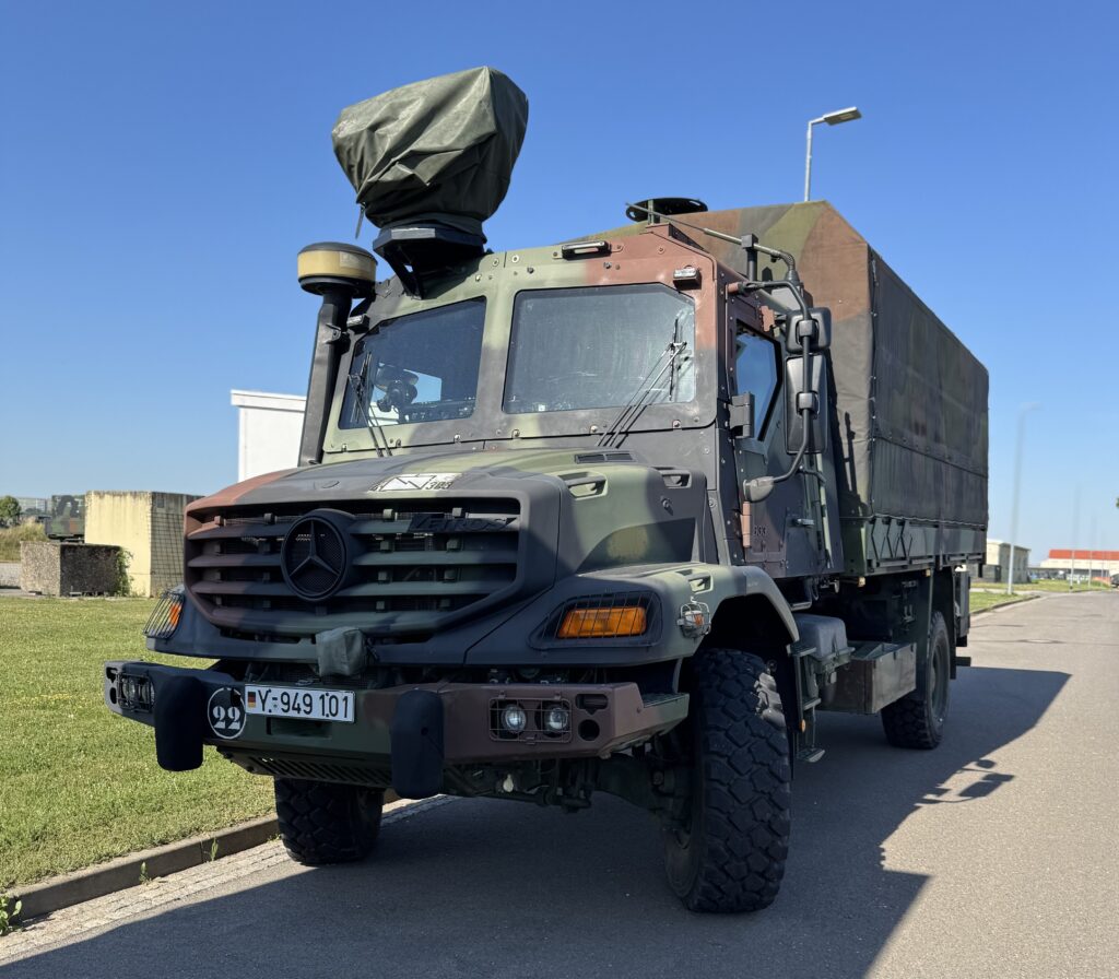 Ein Fahrzeug der Bundeswehr in einer Kaserne in Erfurt.