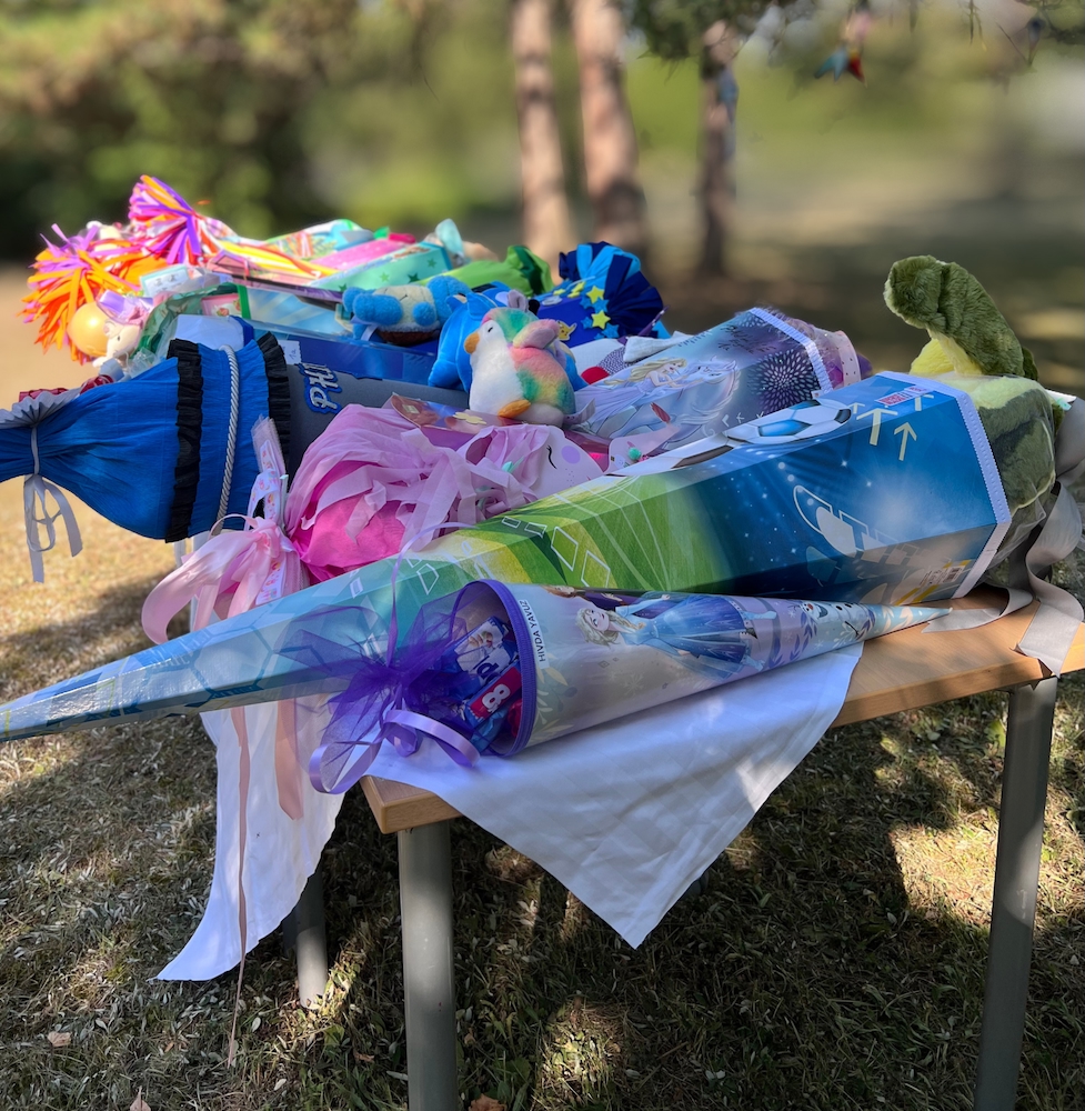 Zuckertüten liegen auf einem Tisch.