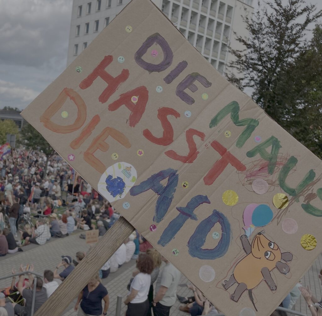 Ein Schild mit der Aufschrift: Die Maus hasst die AfD.