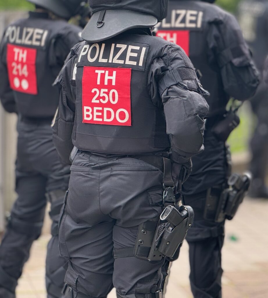 Polizisten stehen auf einer Straße.
