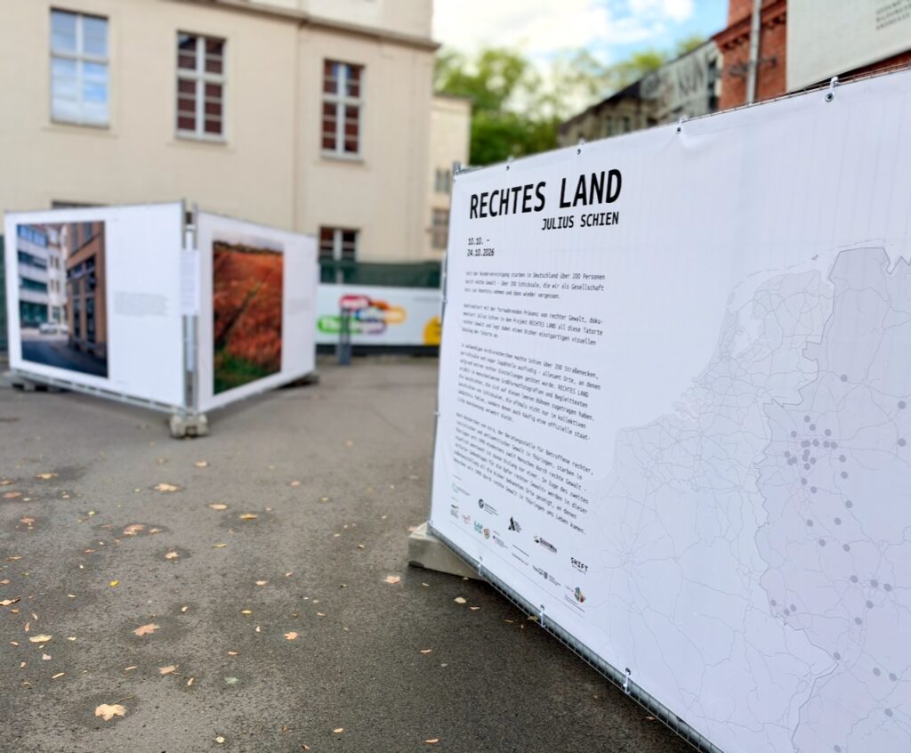 Tafeln der Ausstellung "Rechtes Land" in Erfurt.
