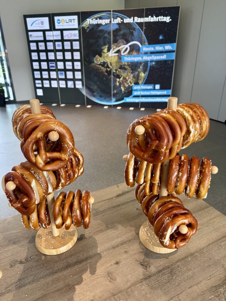 Bretzeln stehen vor einem Schild auf dem 1. Thüringer Luft- und Raumfahrttag.