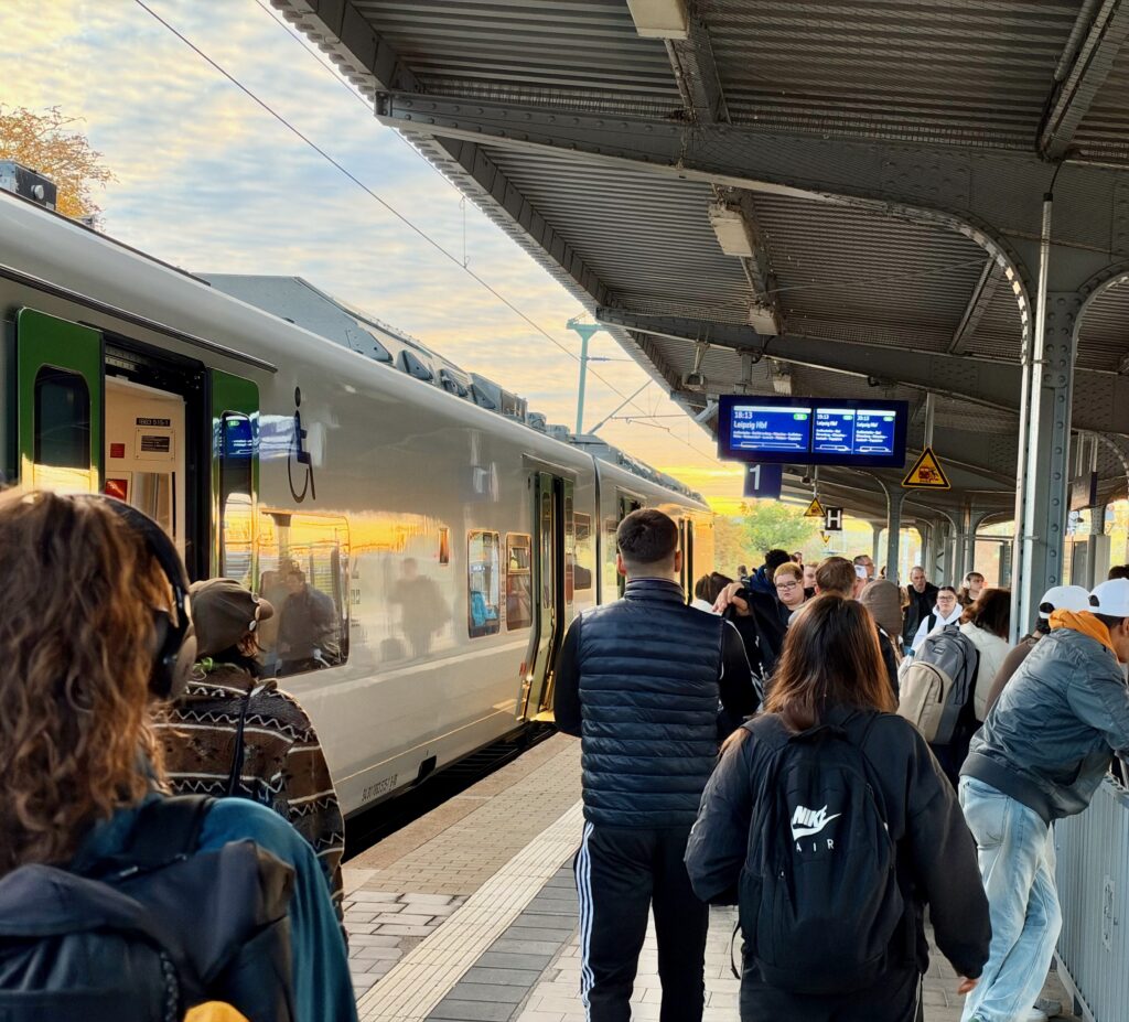 Menschen steigen aus der S6 in Weißenfels, um weiter in Richtung Erfurt zu fahren.